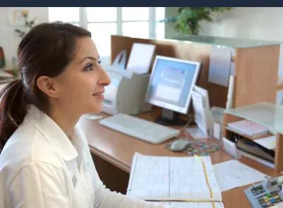 Recepcionista Clínica Dental Trabajando